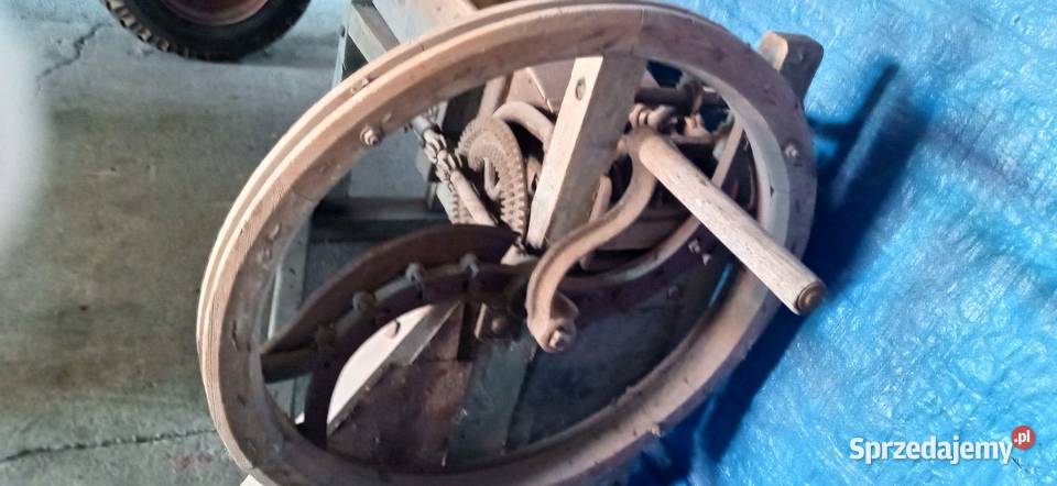 Stara zabytkowa sieczkarnia Jasieniec