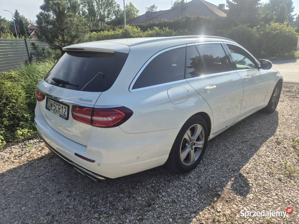 Mercedes E200 4Matic salon stan benzyna