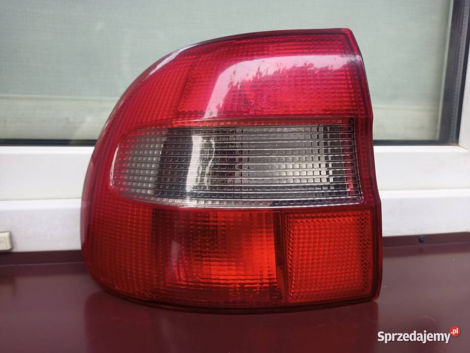 Volvo V40 lampa tył tylna lewa narożna w błotnik lampy tylne Sieradz