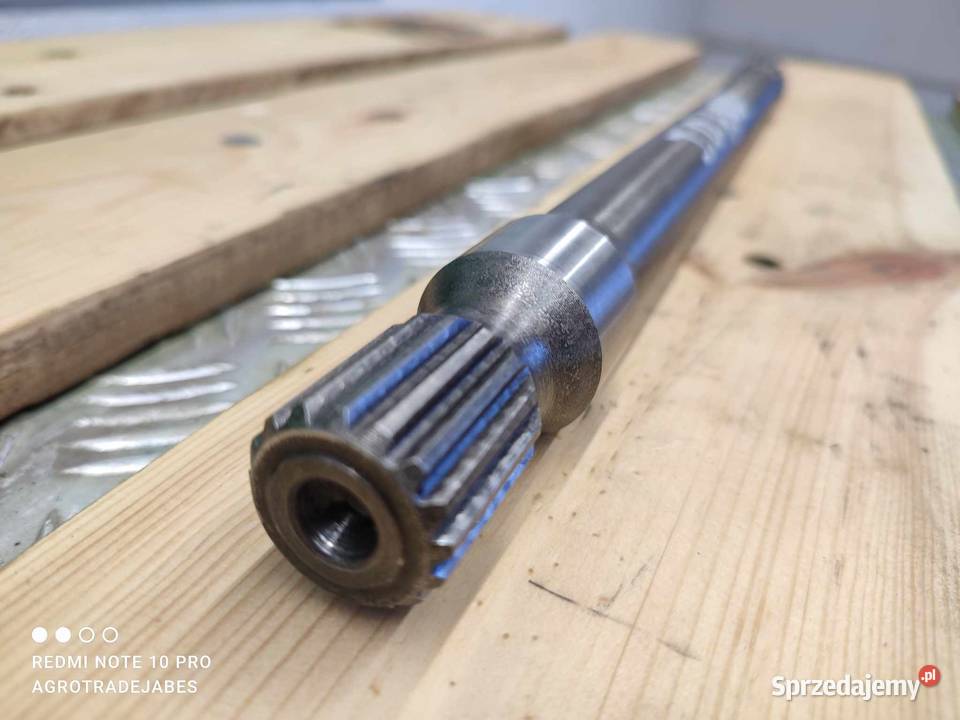 Wałek John Deere 6300 L101305