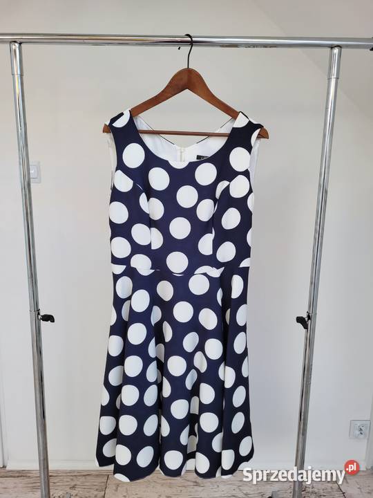 Granatowa sukienka w białe kropki rozkloszowana Liszki