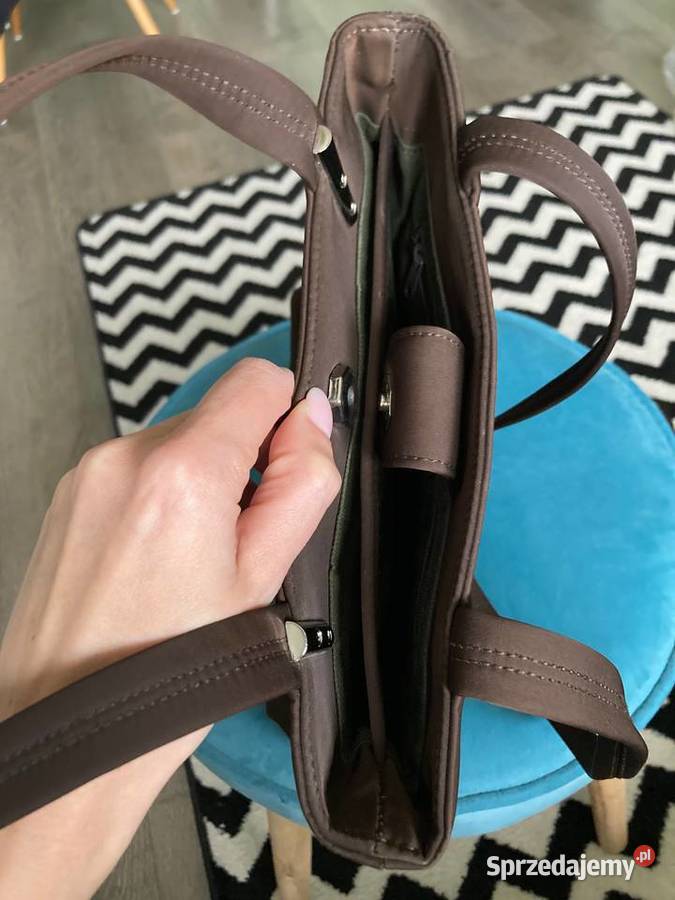 Czekoladowa średnia torebka na ramię Nine West Nisko