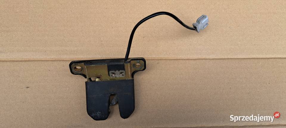 Zamek klapy tylnej Audi 80 B4 sedan 8A5827505B Luzino