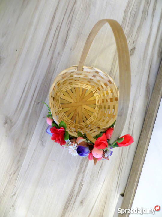 Koszyk wiklinowy ozdobiony na wielkanoc Grójec