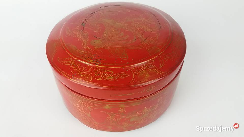 Pojemnik z czerwonej laki z czasów PRL Bytom