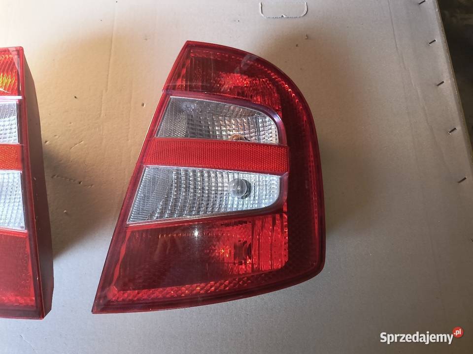 Skoda fabia I 9904 Lampa tyl tylna prawa kpl osobowe Domasław