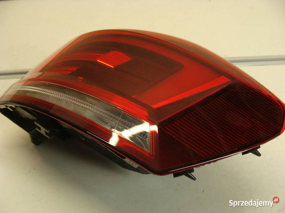 VW GOLF SPORTSVAN LIFT LAMPA TYLNA PRAWA LED