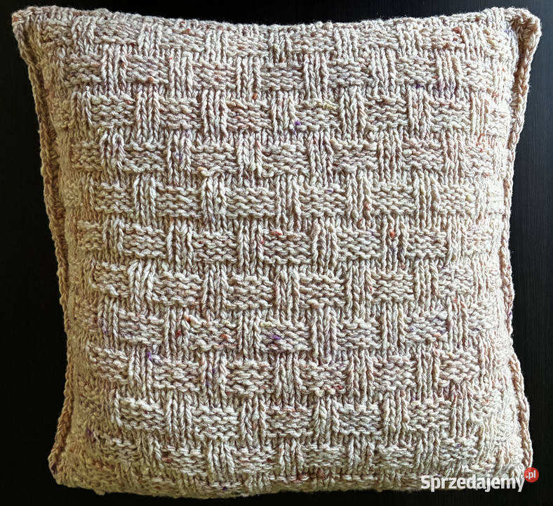 Dekoracyjna poduszka robiona na drutach z owczej