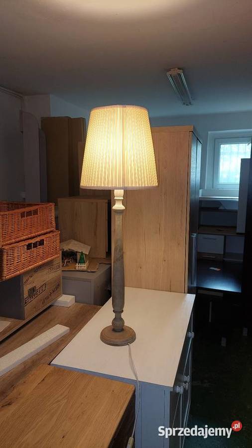 Lampa stojąca z abażurem