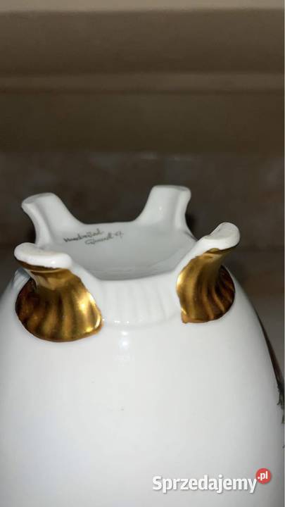 Wazon ze scenkami dworskimi w dwóch medalionach Porcelana i szkło Gdańsk