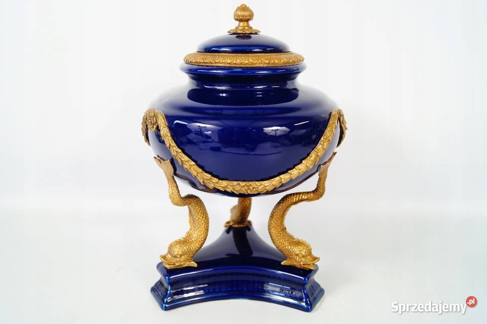 Porcelanowa Kobaltowa bomboniera okuta brązem Gizałki