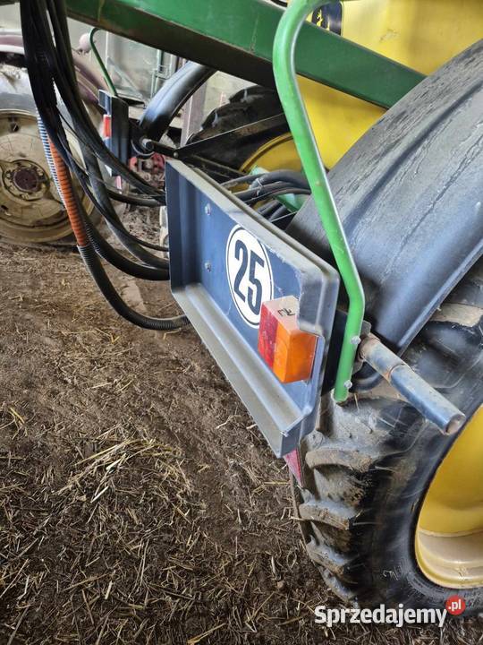 Opryskiwacz polowy ciągany John Deere 824 świętokrzyskie Łagiewniki
