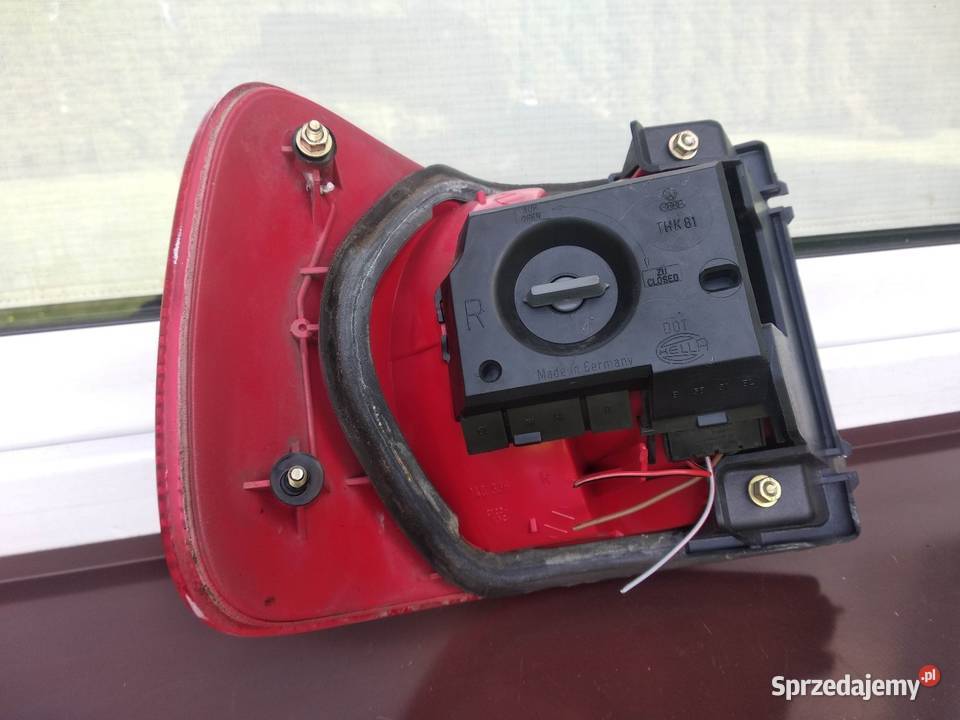 Audi 80 B4 sedan lampa tył tylna prawa w błotnik łódzkie Sieradz