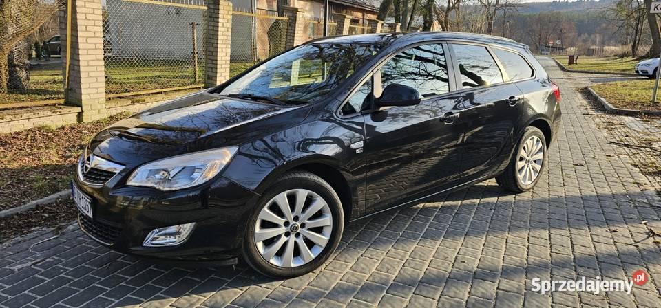 Świeżo sprowadzony Opel Astra J 2012 14 Turbo gniazdo USB