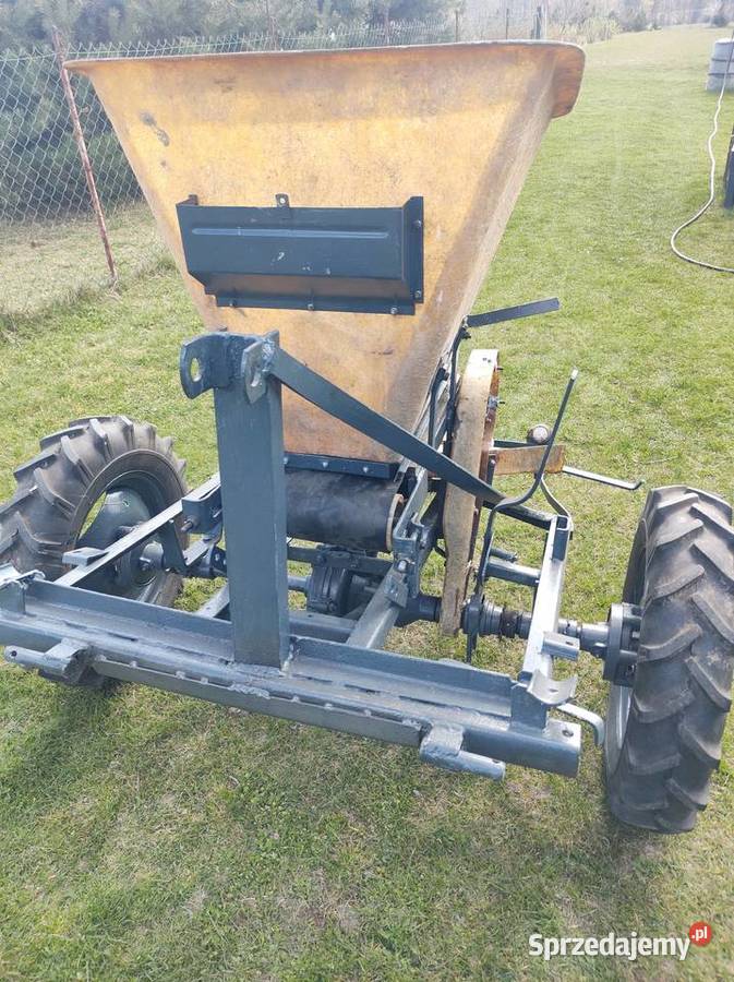 Rozsiewacz do nawozu KOS Miedźno