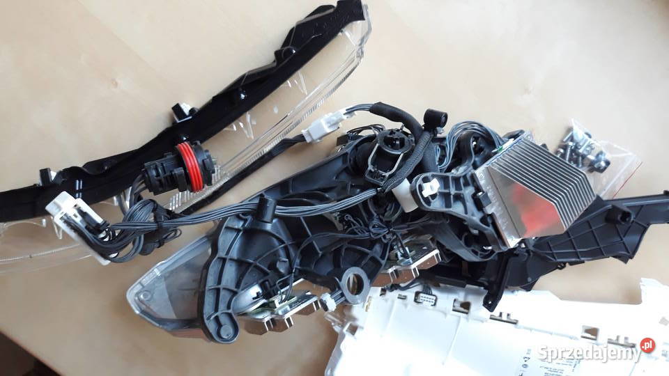 Tesla 3 części przedniej lewej lampy