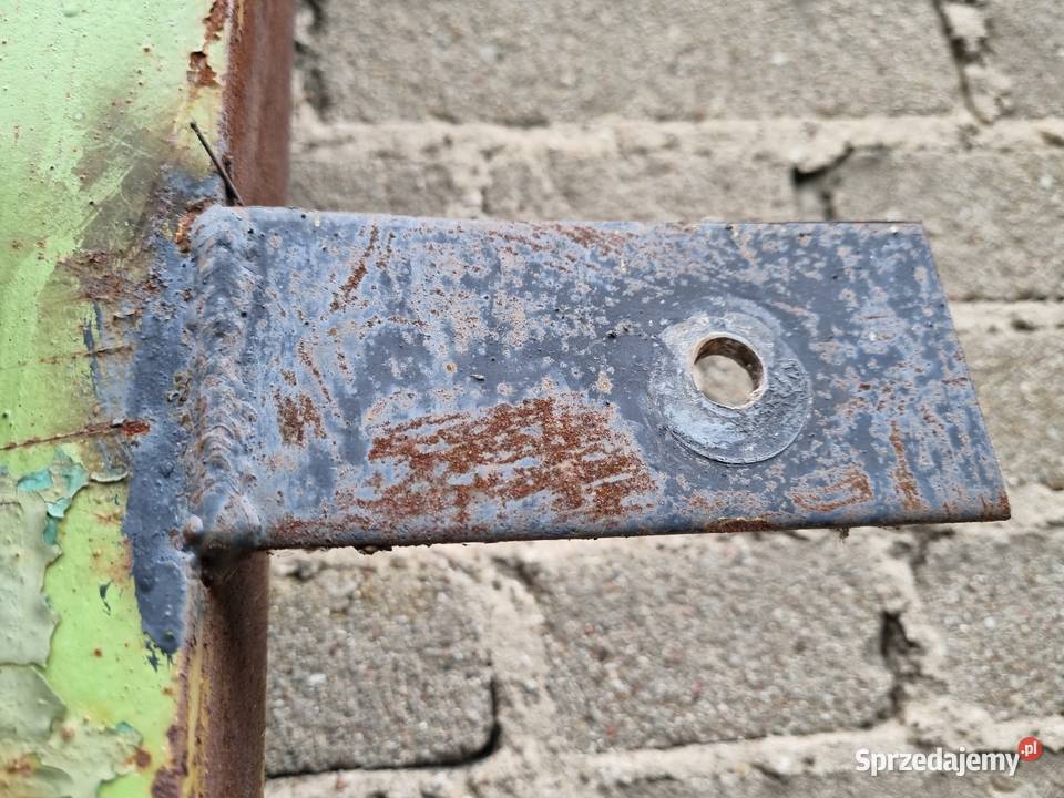 Duża gospodarcza brama ogrodzenie z furtką