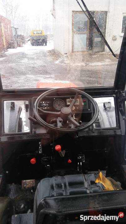 Ciągnik AGT 835 z kabiną przyczepa pług