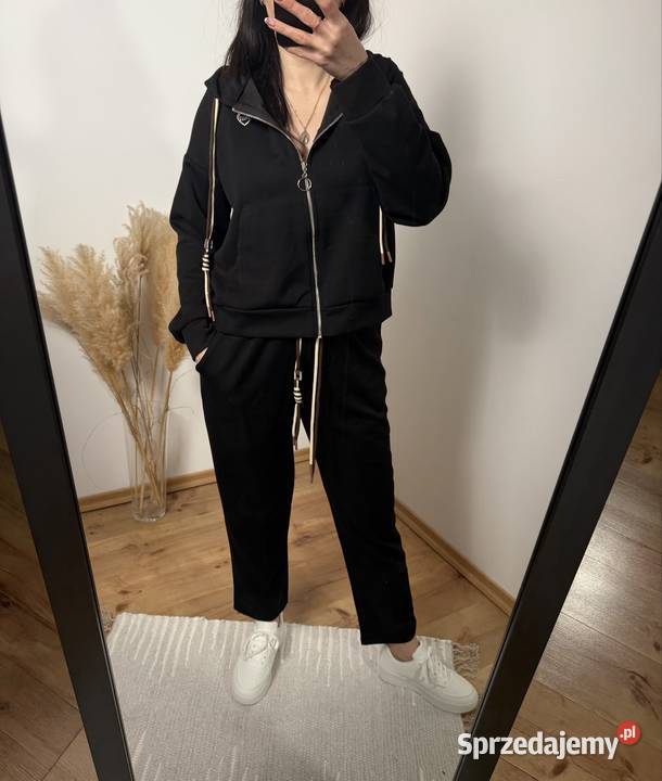 Czarny dres damski premium z ozdobnymi zamkami Ostrzeszów