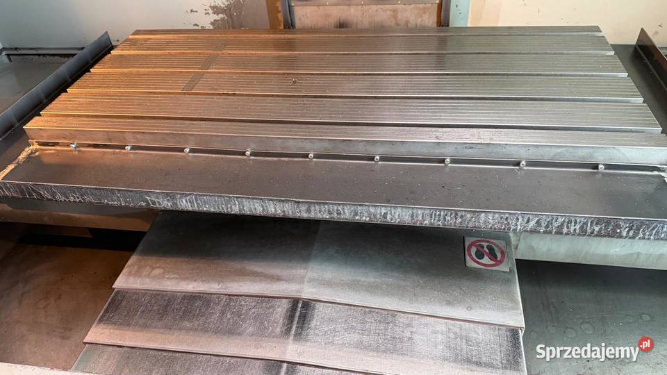 Pionowe centrum obróbcze DEFUM AFM BACA R1000 Produkcja śląskie Tarnowskie Góry