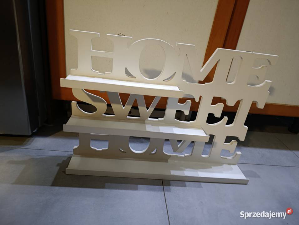 biała drewniana dekoracja stojąca z napisem Home
