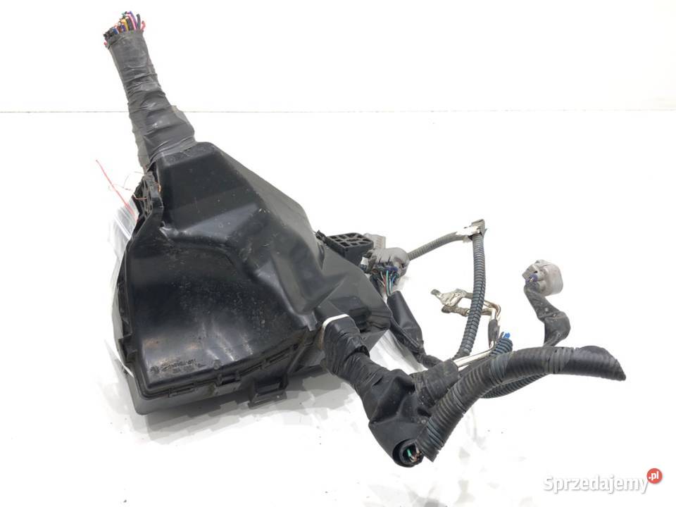 SKRZYNKA BEZPIECZNIKÓW TOYOTA YARIS III osobowe Skrzynki bezpieczników