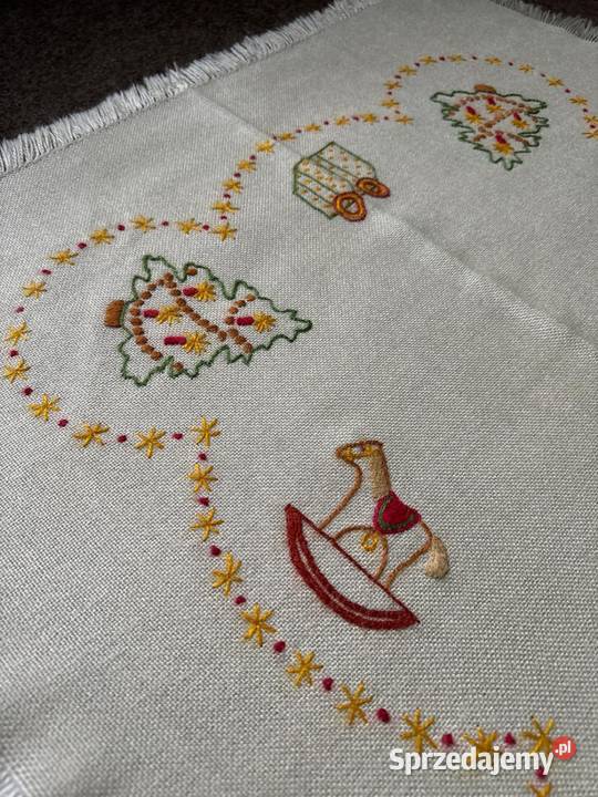 obrus ręcznie haftowany motywy Świąteczne beżowy sprzedam