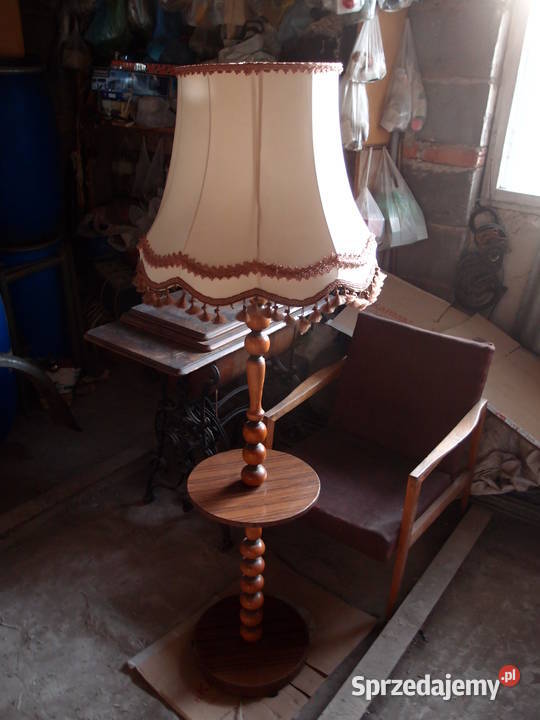 Stara lampa stojąca ze stolikiem półką abażur