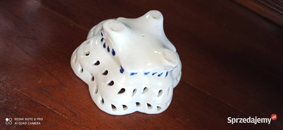 Peterka z białej grubej porcelany Na 3 nóżkach sprzedam
