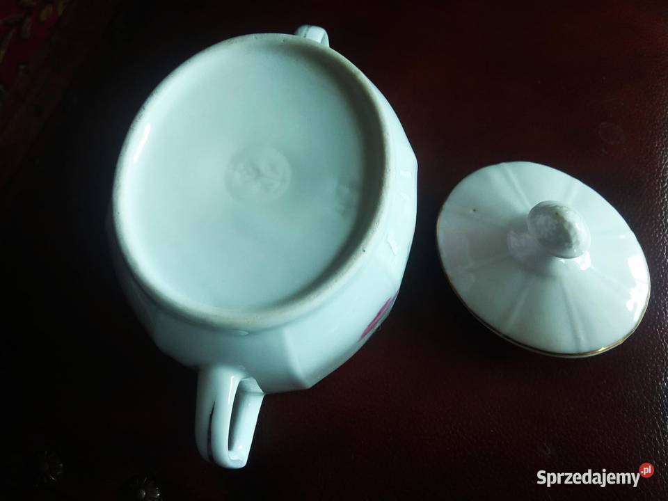 Cukiernica z subtelnymi różami Na białej