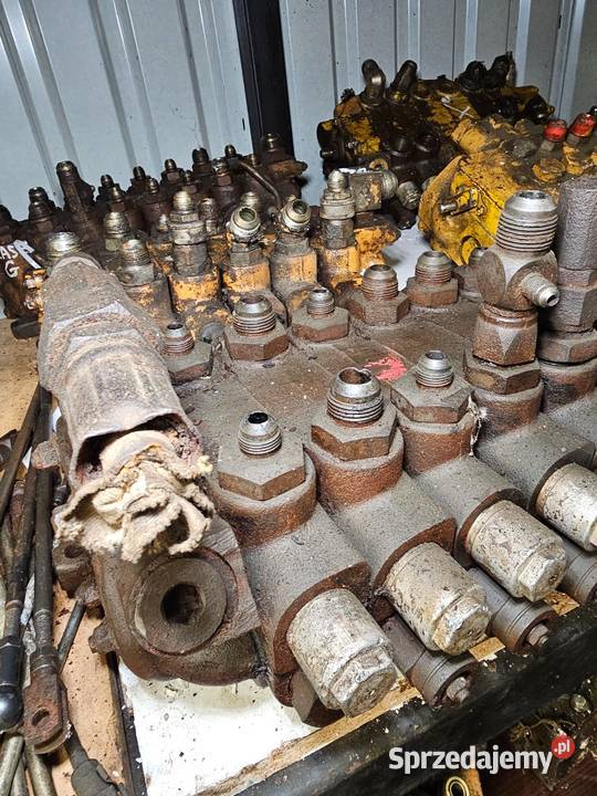 Rozdzielacz hydrauliczny koparki Case do