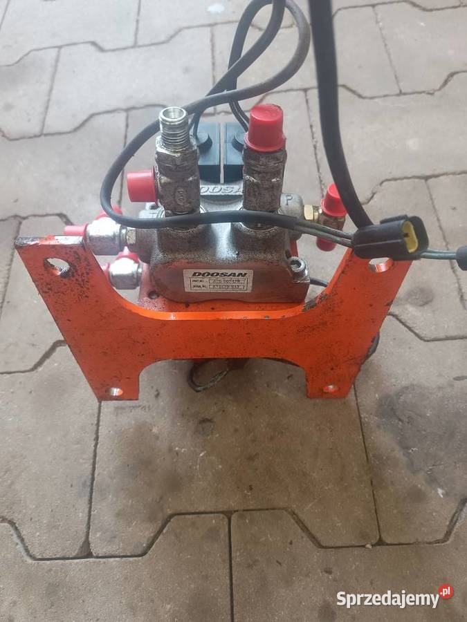Zawór rozdzielacz Doosan A2600247B świętokrzyskie Staszów sprzedam