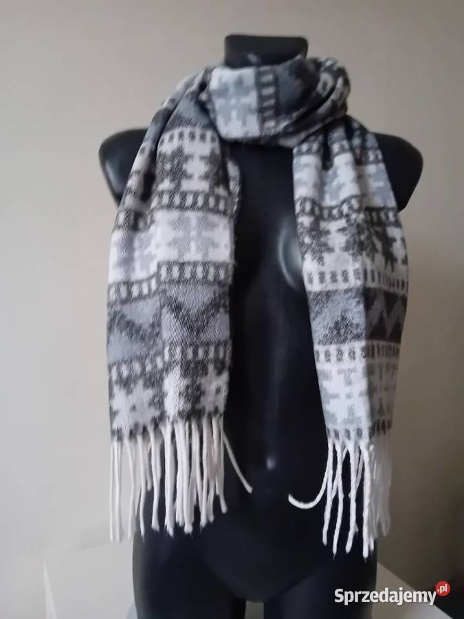 Dłuższy szal z frędzlami
