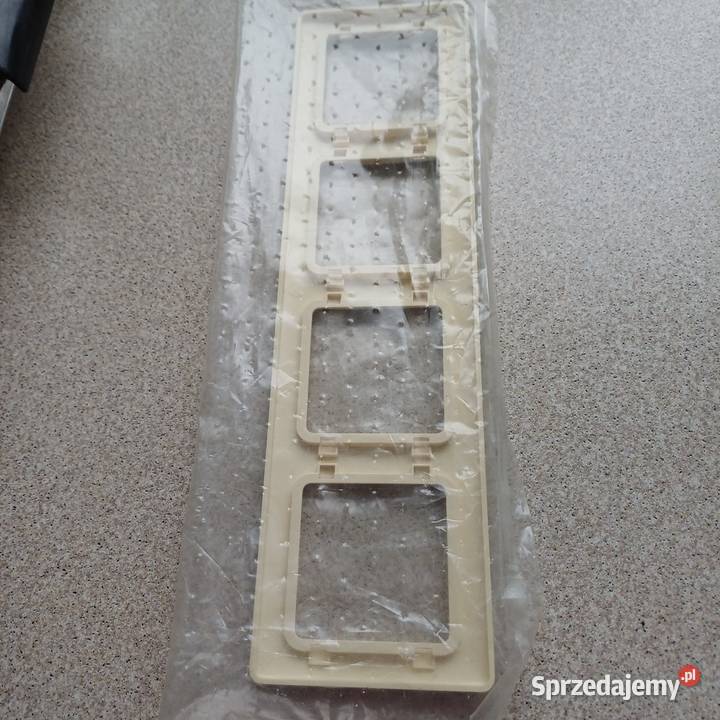 Ramka NOWA Berker x4 kremowa