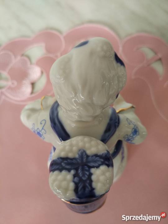 Figurka z porcelanychłopiec z winogronami Ropa