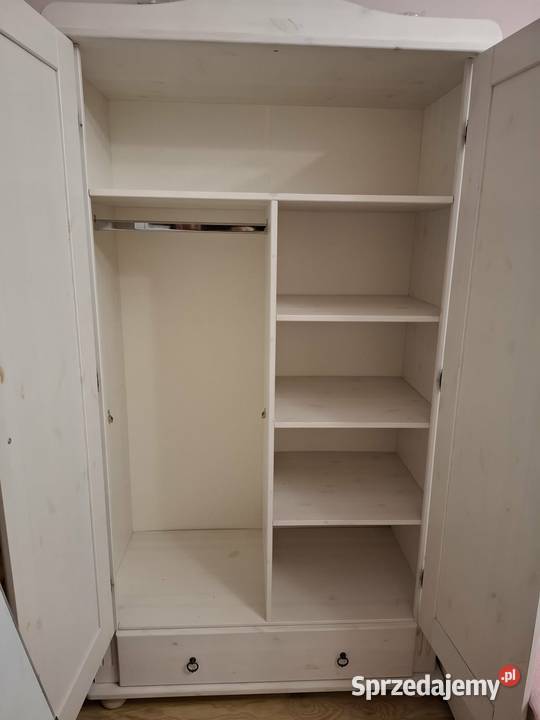 Zestaw drewnianych białych mebli