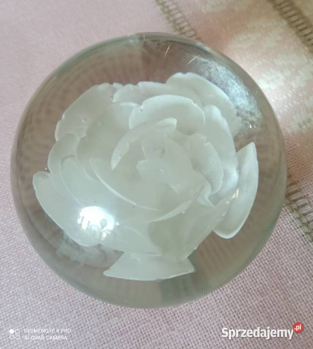 Kula szklana z białą różą przycisk na biurko Gdańsk