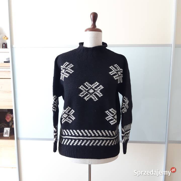 Sweter czarny w białe ornamenty gwiazdki