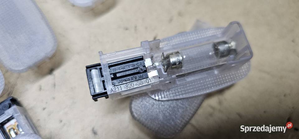 Lampka kabiny mercedes w211 2118203801 Rok produkcji 2001