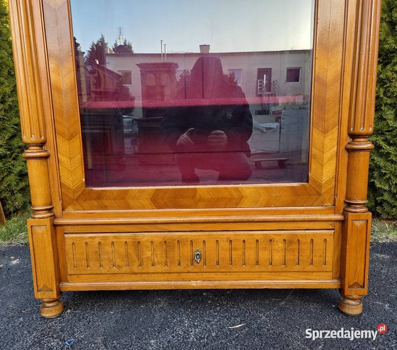 Witryna biblioteczka orzechowa z końca XIX wieku