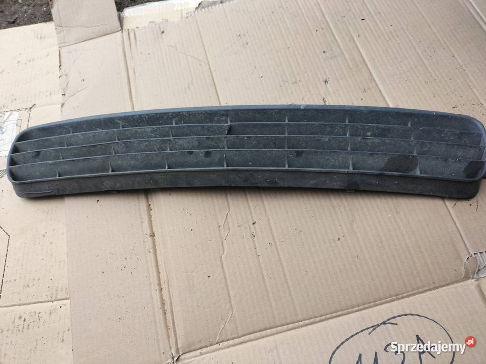 AUDI 80 B4 8A0807683 ŚRODKOWA KRATKA ZDERZAKA Kamień-Kolonia sprzedam