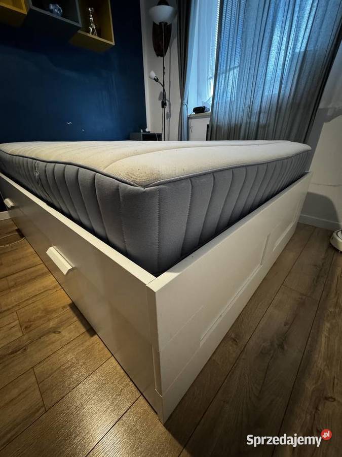 Białe łóżko z wbudowanymi 4 szufladami materac małopolskie