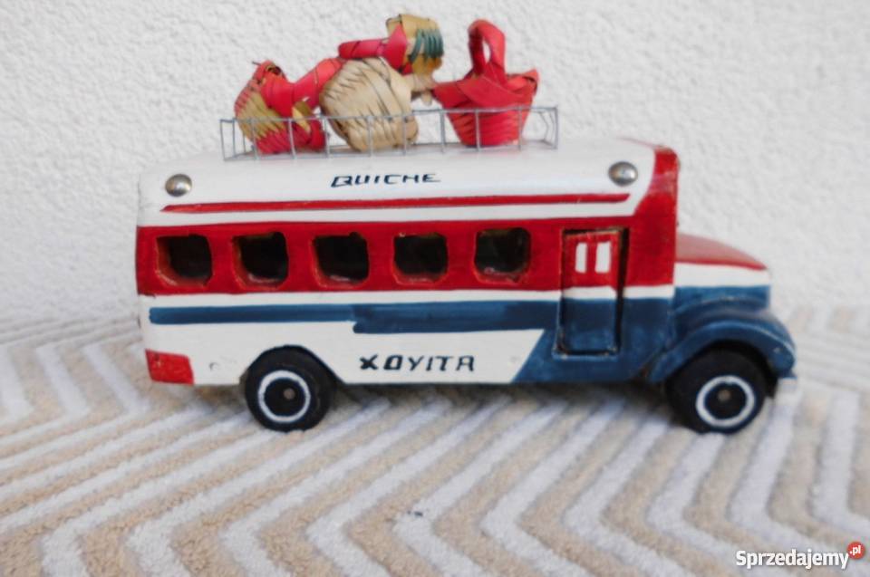 Stary drewniany autobus wystrugany ręcznie Warszawa