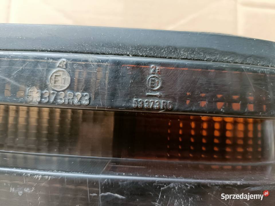 Mercedes Benz W124 lampa tył prawa sedan ciemna