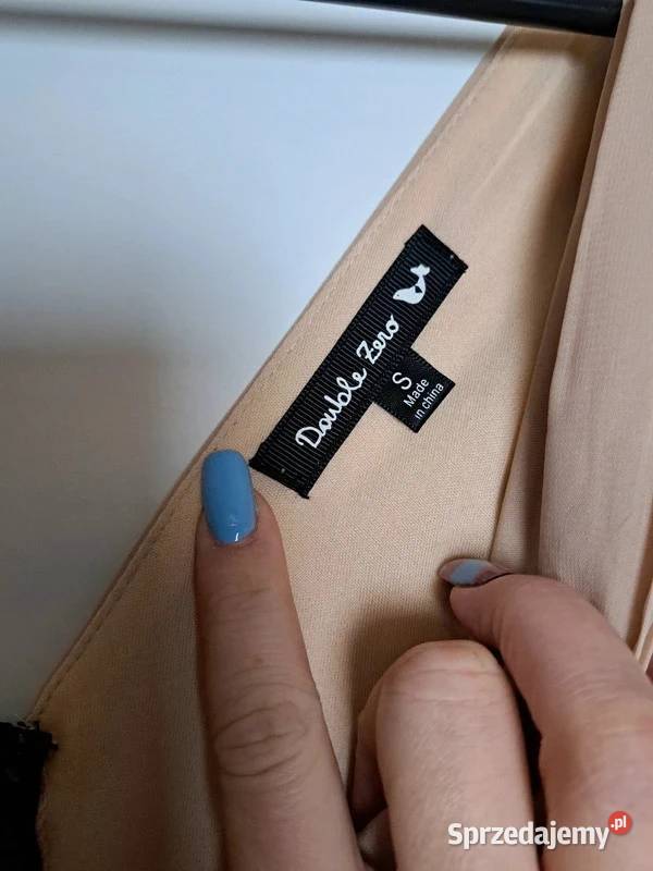 Beżowoczarna sukienka Double Zero S Trąbki Wielkie