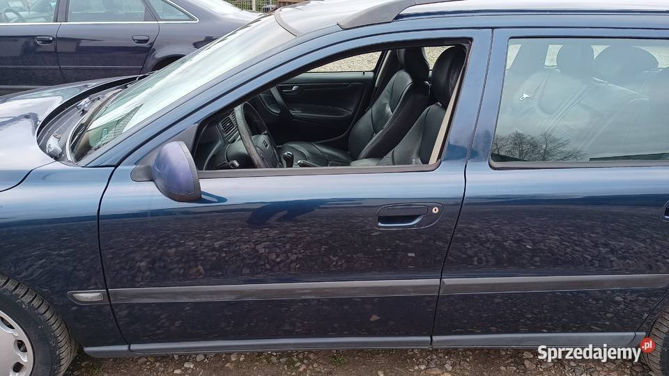 Części Volvo V70 z 2002 roku 24i 140 kod lakieru sprzedam