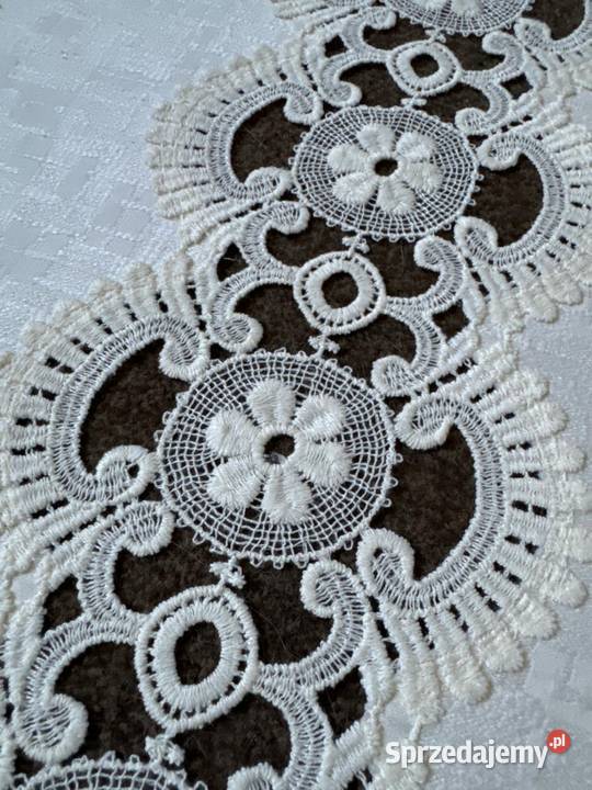 bieżnik z koronkami rękodzieło do kolekcji Zabrze