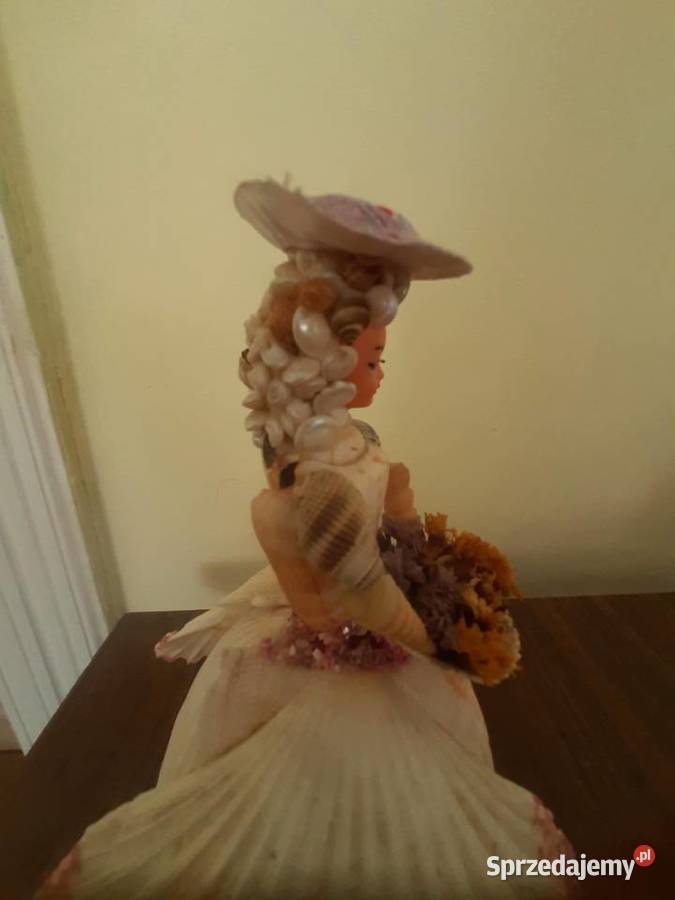 Kobieta figura wykonana z muszli