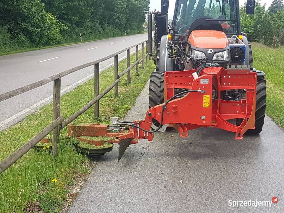 Kosiarka koszenie trawy wokół słupów farm Warszawa