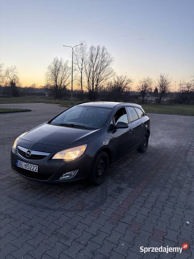 Opel Astra J kombi 14 turbo 140 2011 4/5